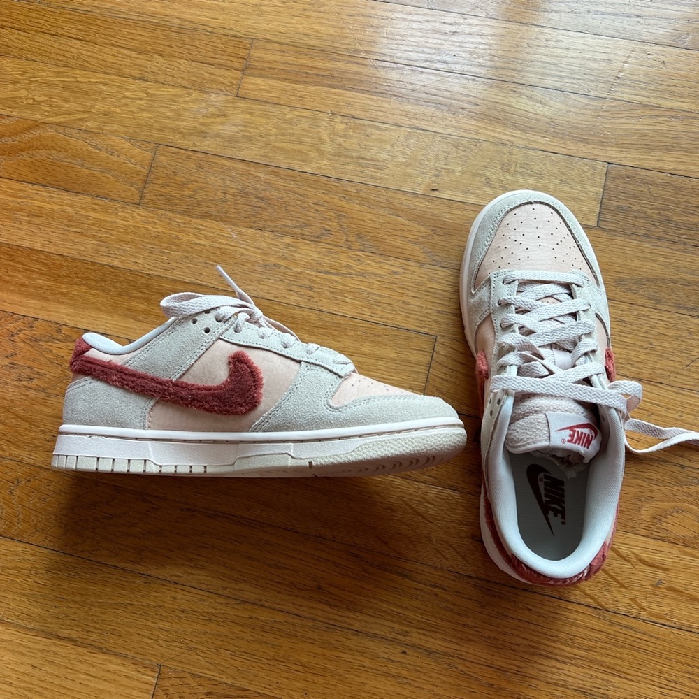 BRAND NEW Nike dunks. Exclusive drop in dec 2022. Sold out in 8 hours
